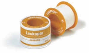 CEROTTO ADESIVO IPOALLERGENICO LEUKOPOR. SUPPORTO: TESSUTO NON TESSUTO BIANCO DI POLIESTERE E VISCOSA ADESIVO POLIACRILICO SENZA RESINE E GOMME NATURALI. 2,5X500CM MUTUABILE - Magnumfarma.it