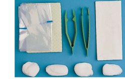 SET PER MEDICAZIONE MEDIUM CONTENENTE PINZA AD ANELLI, PINZA ANATOMICA, 4 TAMPONI, SACCHETTO DI CARTA PER RESIDUI, TELO IMPERMEABILE/ASSORBENTE, 2 GUANTI IN LATTICE - Magnumfarma.it